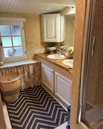 La Maison Dans La Clairiere 2 *